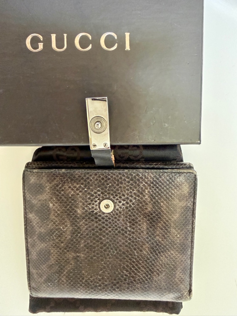 Gucci Python Embossed Textured Leather Compact Wallet with Metal Clasp - Picture 2 of 9